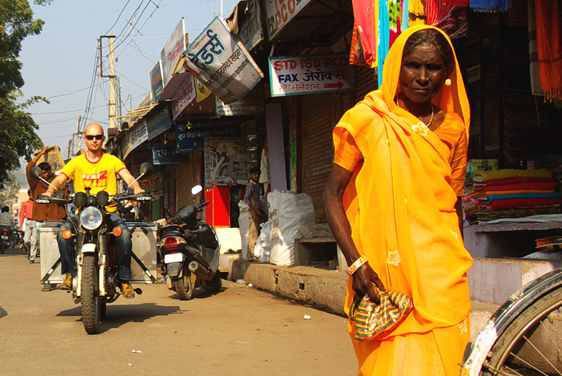 Mit der MZ in Budaun, Zentralindien (c) emmenreiter.de