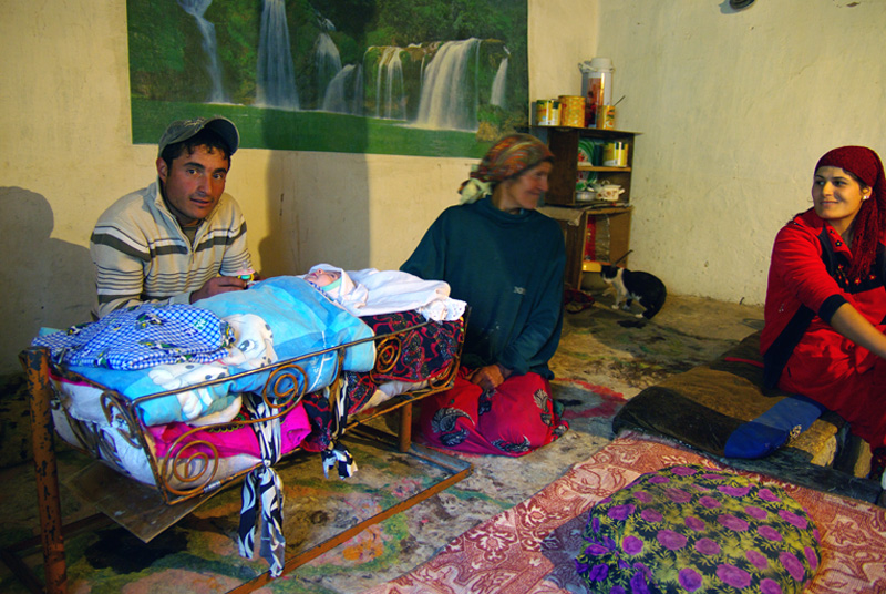 Zu Besuch bei der Pamiri-Familie in Vush (c) emmenreiter.de