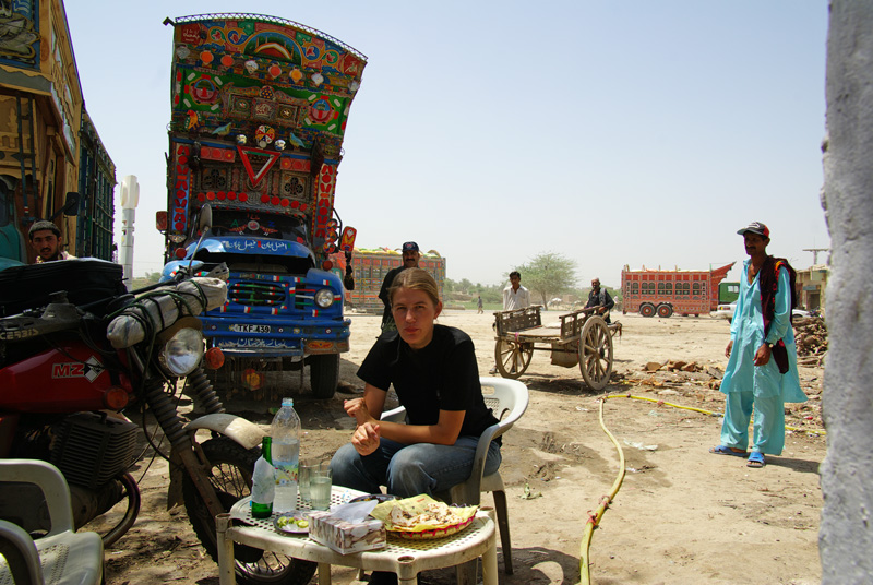 Mittagspause in Zentralpakistan 2009 (c) emmenreiter.de