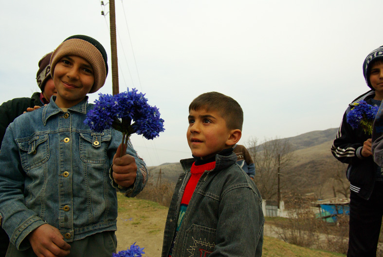 Jungen mit Blumen in Aserbaidschan 2012 (c) emmenreiter.der